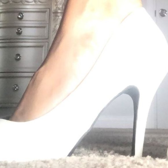 Solid White Pump - Picture 4 of 4